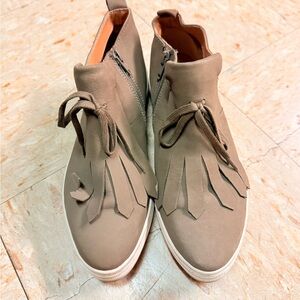Seychelles Tan Sneakers Minimalist Low-Top Design
